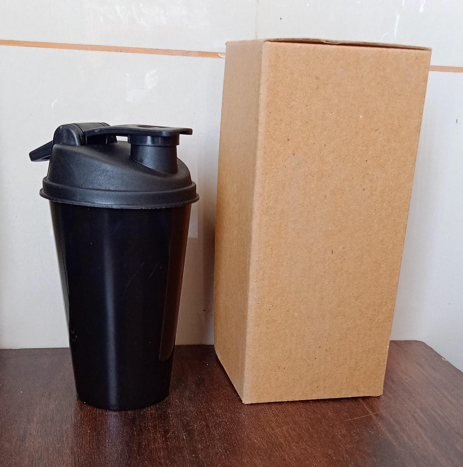Leak-proof shaker bottle with flip lid for protein and pre-workout drinks