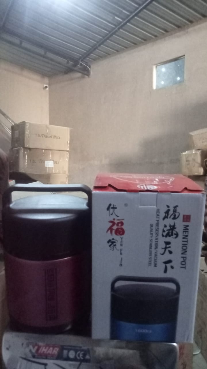Lifestyle shot of the Vacuum Insulated Lunch Box, perfect for daily use and travel.