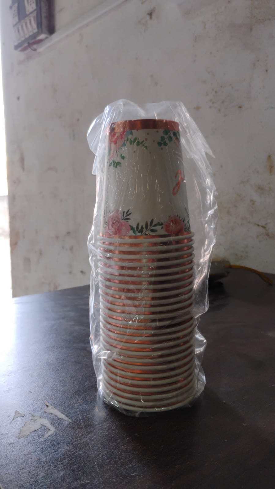 Variety of disposable paper cups suitable for tea, coffee, and water.