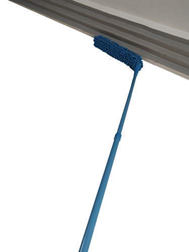 Ergonomic handle of the extendable Microfiber Fan Duster for comfortable grip.
