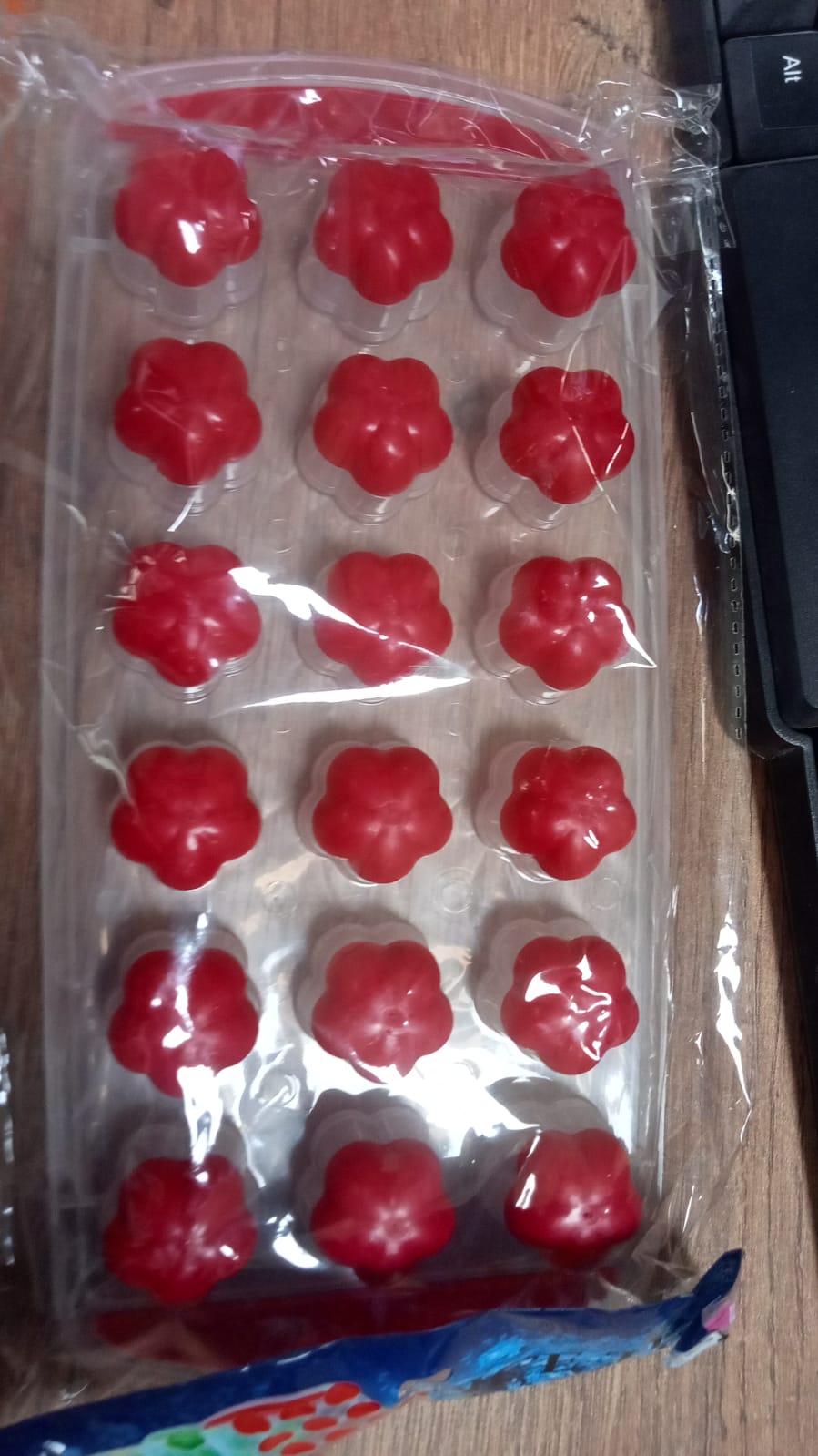 Product packaging and display of the flower ice tray, highlighting its design.