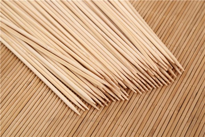 Practical bamboo BBQ skewers, ideal for camping, meat, fruit, and party use.