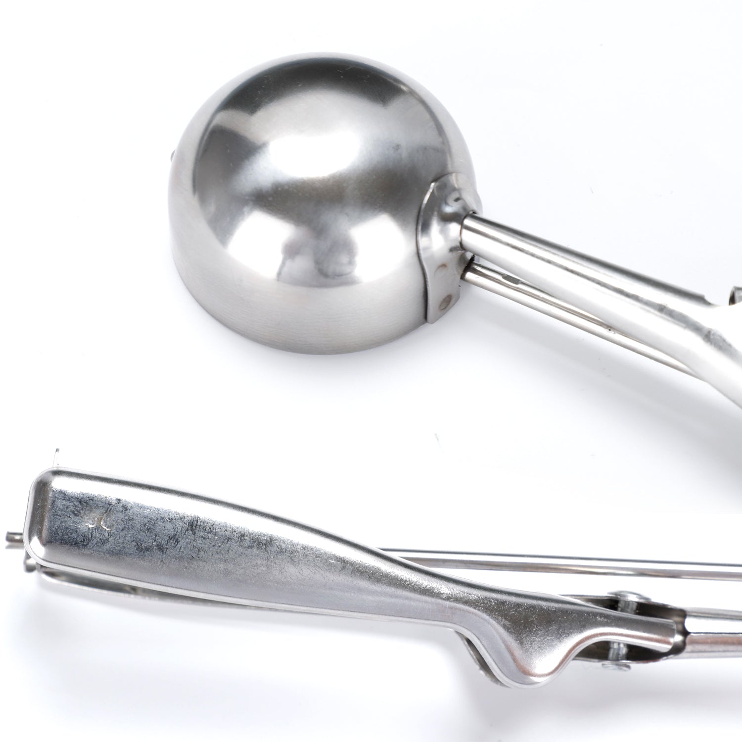Wide head of the multi-purpose stainless steel scooper for easy portioning.