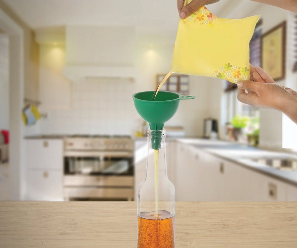 Food-grade silicone funnel, ideal for safe and easy transfer of liquids and dry goods.