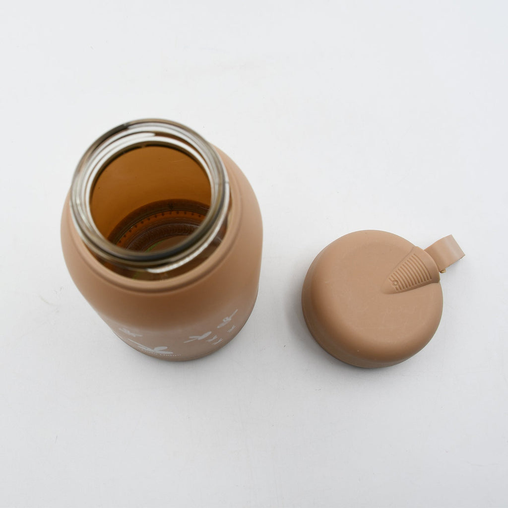 A child-friendly sipper mechanism on the top of the bunny print kids water bottle.