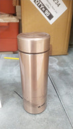 Detail of the leak-proof lid and convenient carrying handle on the stainless steel water bottle.
