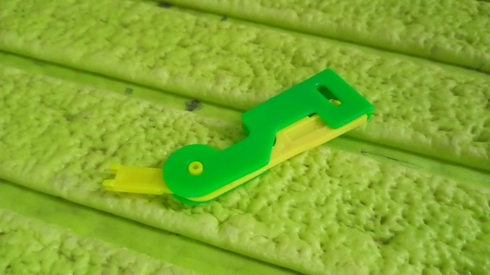 Clear view of the internal threading mechanism of the multicolour automatic needle threader.