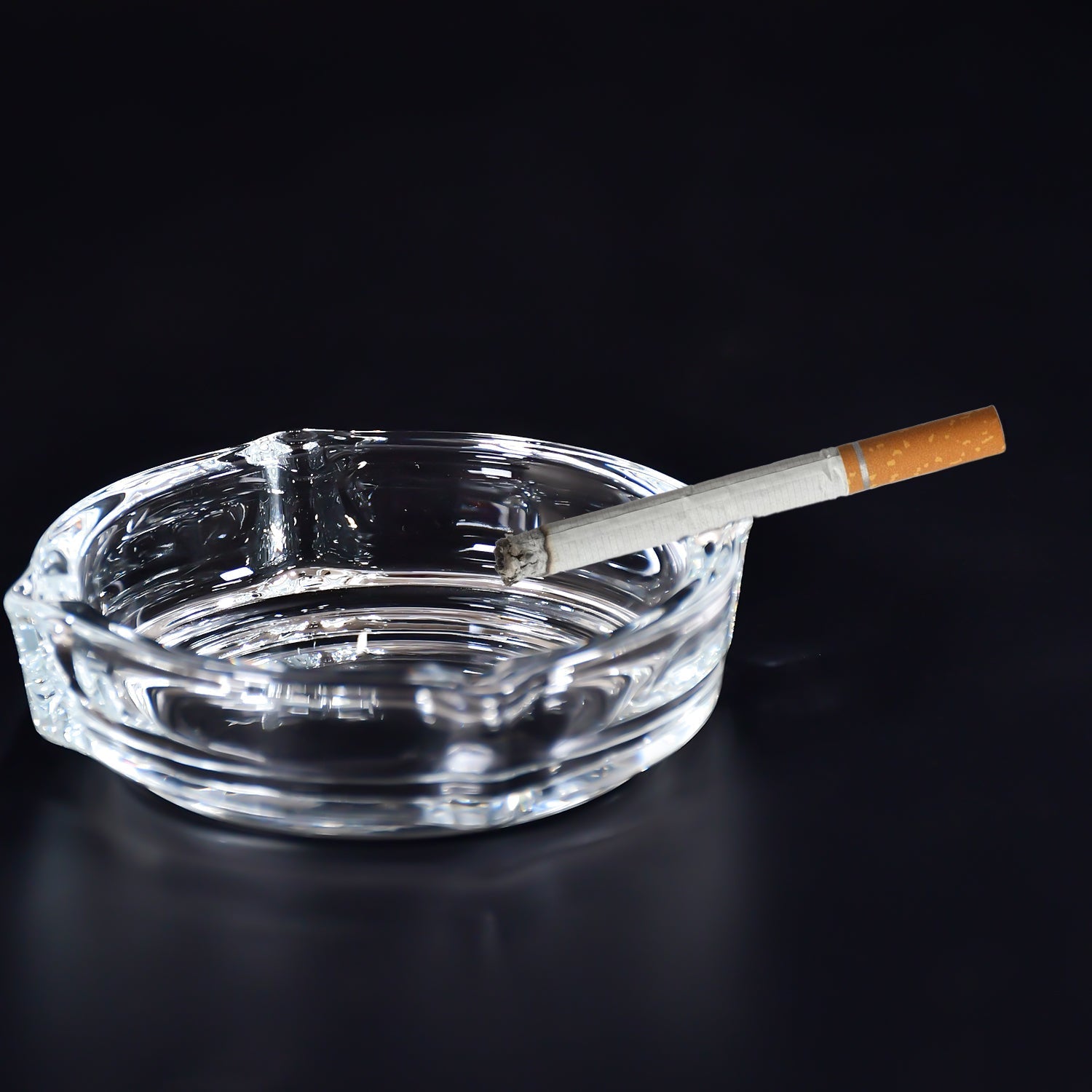 Premium crystal quality ashtray, suitable for both indoor and outdoor settings.