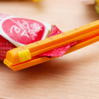 Food sealing clip displaying its adjustable date reminder dial on a sealed package, promoting organised kitchen storage.