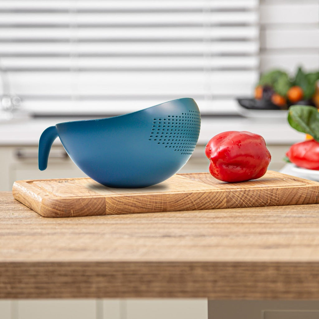 Thick plastic strainer bowls for effectively washing rice, vegetables, and fruits.