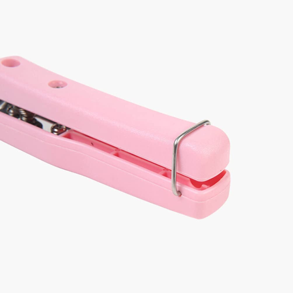 Detail shot of the protective tip on the Hot Dish Plate Clip to prevent scratches.