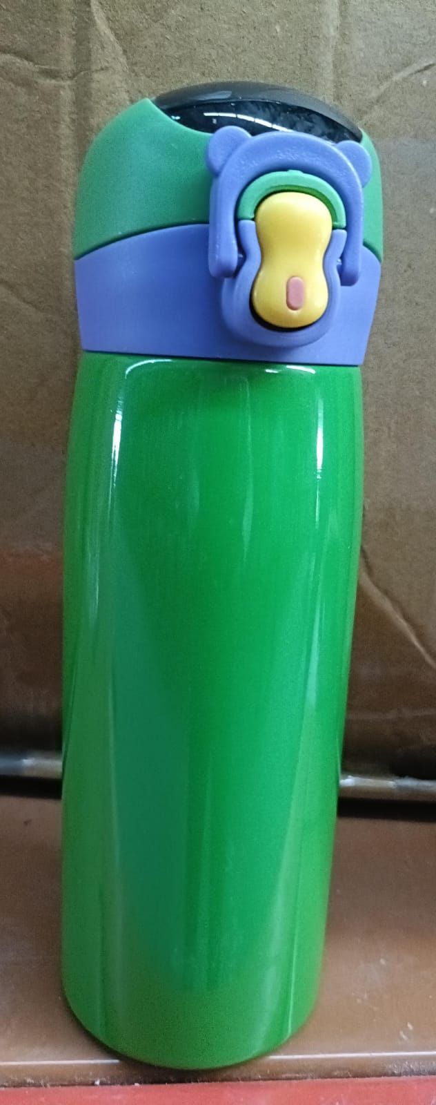 Demonstrating the leakproof design of the smart water bottle, ideal for active lifestyles.