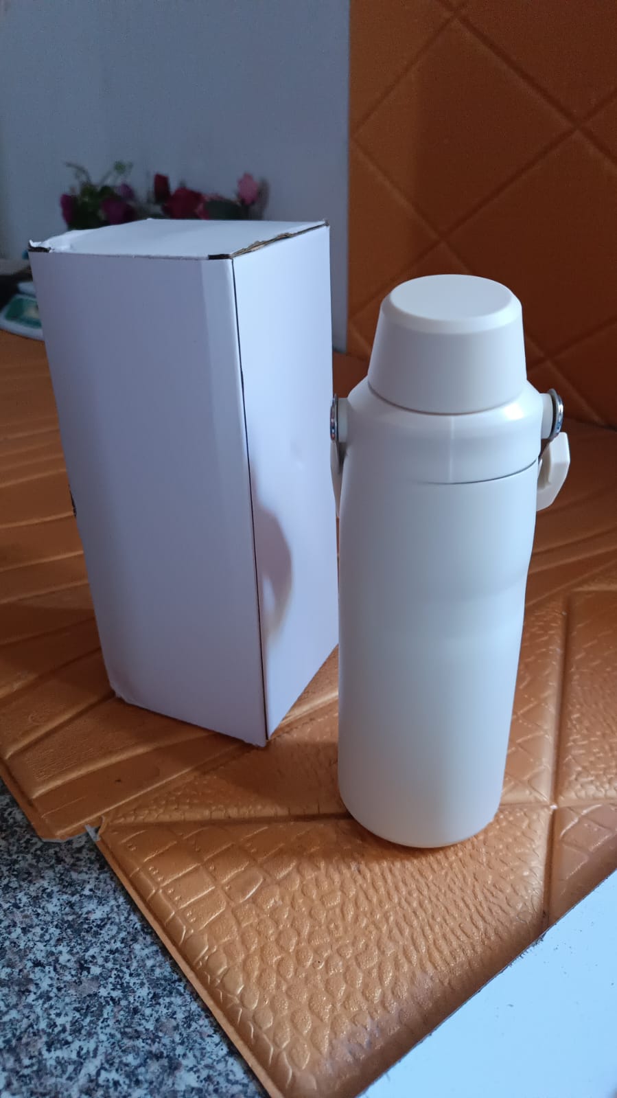 Cream Glimmer insulated stainless steel water bottle front view, 500 ML capacity and stylish design