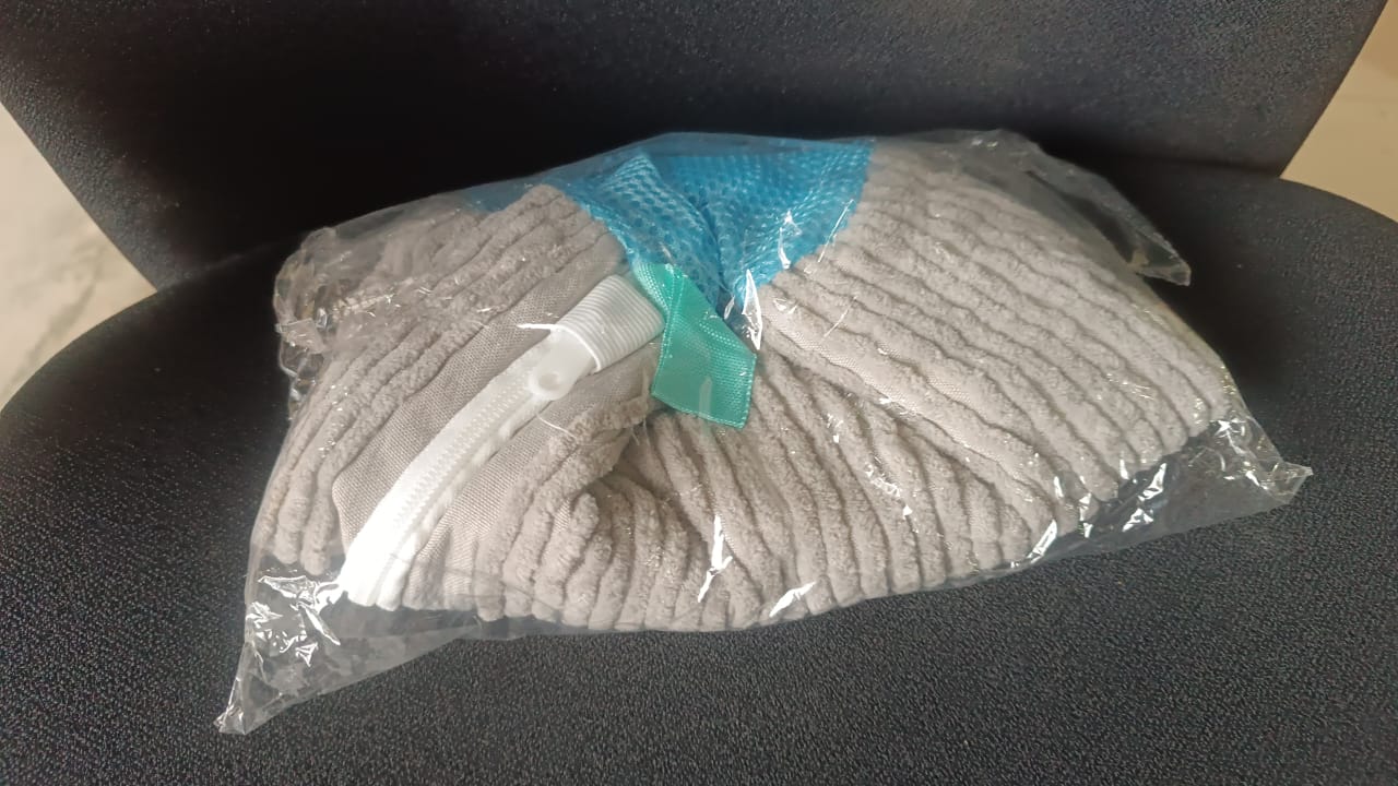 Packaging showing specs of heavy-duty shoe washing bag for sneakers