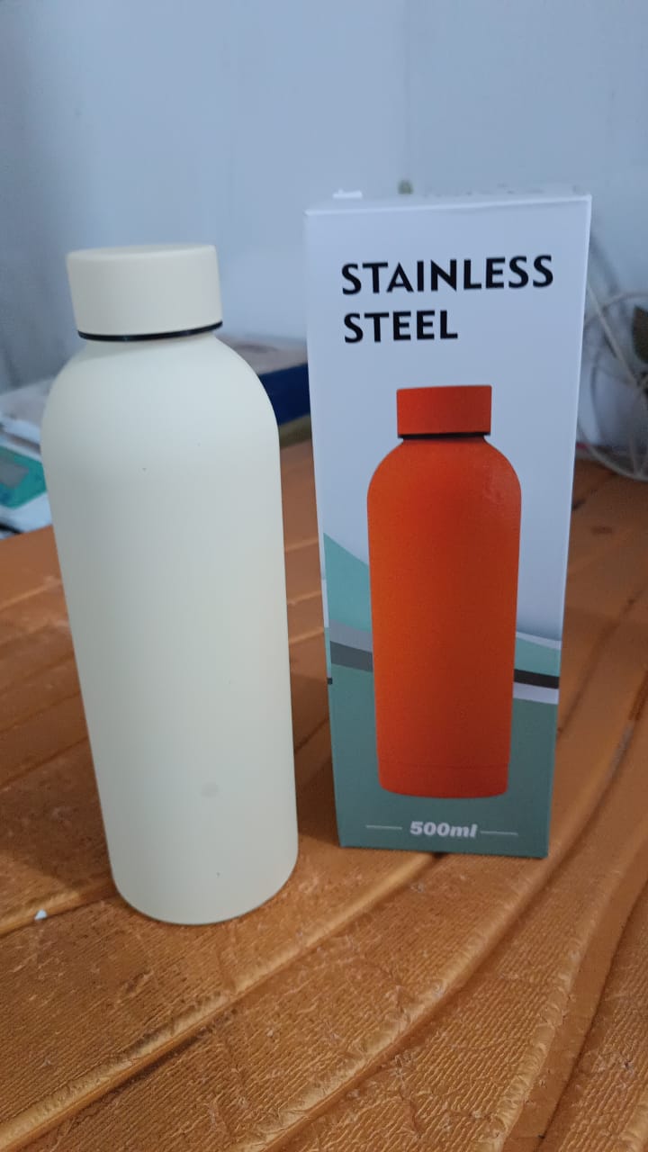 Stainless steel vacuum-insulated water bottle standing upright, 500ml capacity