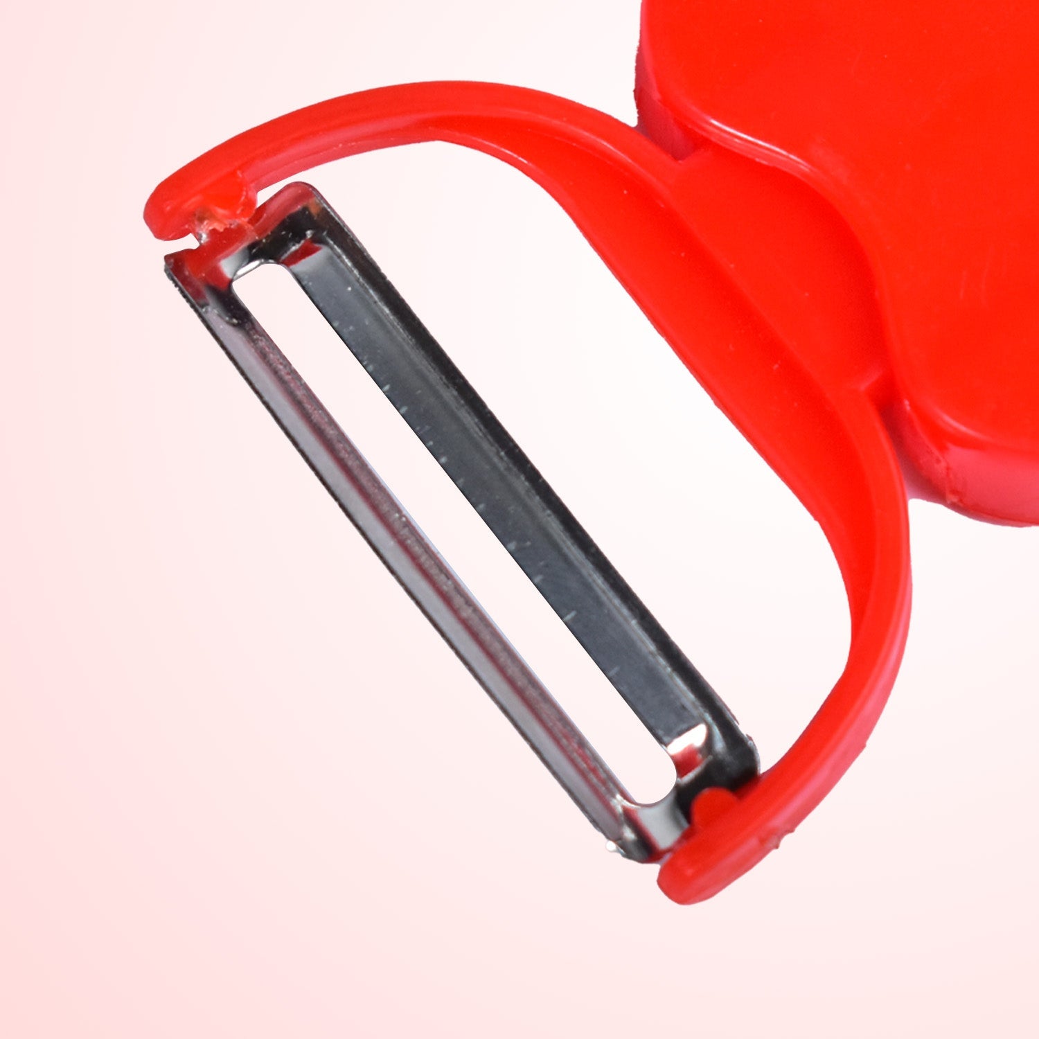 Detail of the comfortable ergonomic handle on the folding vegetable peeler.