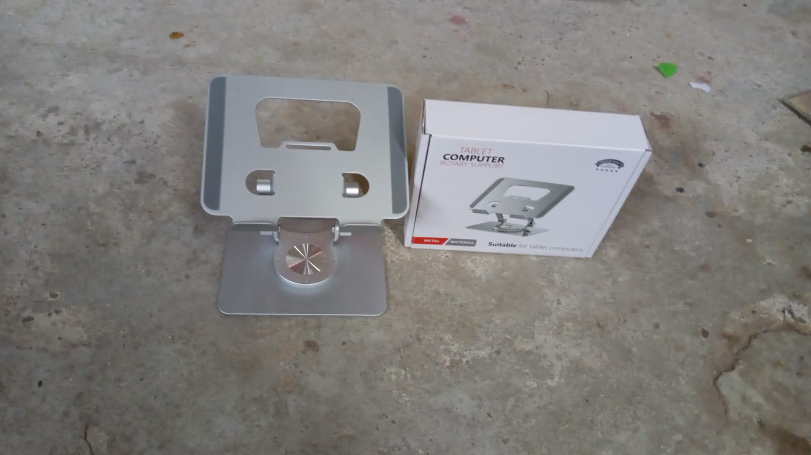 Detail of the non-slip silicone pads on the base of the Phonixio adjustable laptop stand.