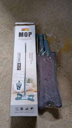 Hands-free microfiber mop with a 360° rotating head, perfect for thorough cleaning.