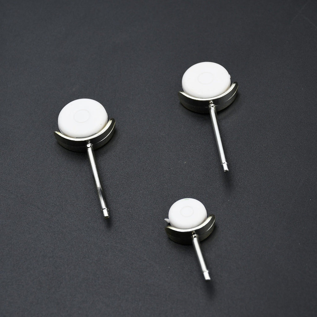 Efficient plane-shaped USB fan, designed for energy savings and quiet operation.