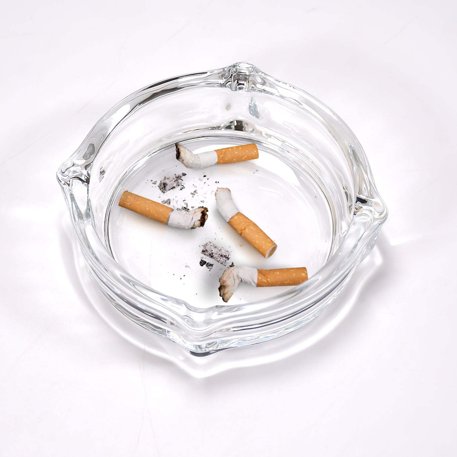 Crystal glass ashtray with a unique faceted design, ideal for cigars and cigarettes.