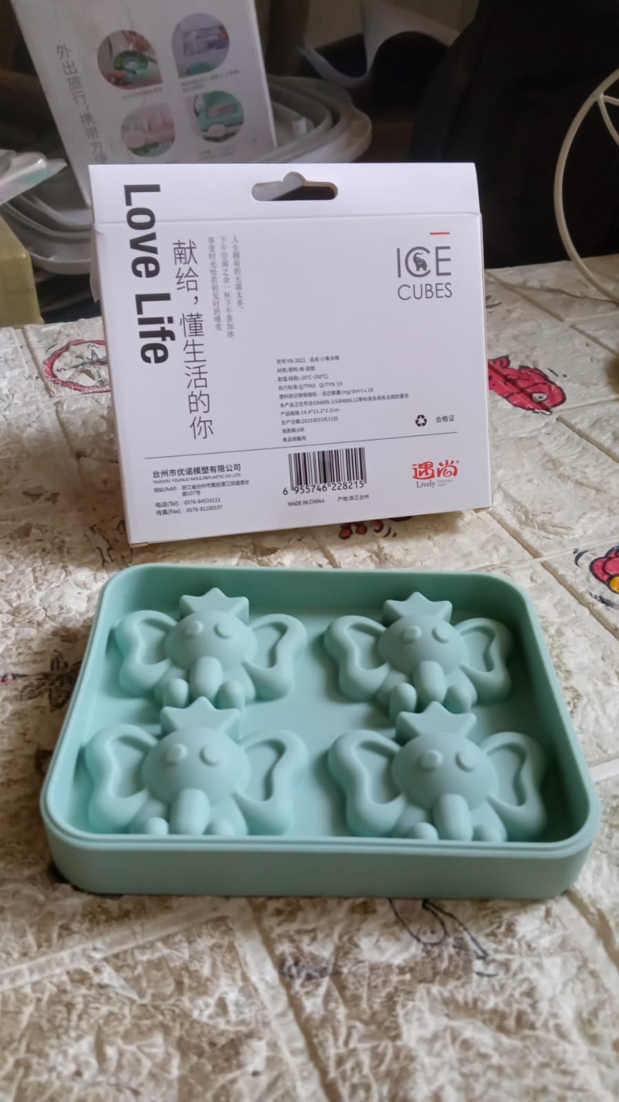 The packaging of the cartoon ice cube tray, indicating a single piece.