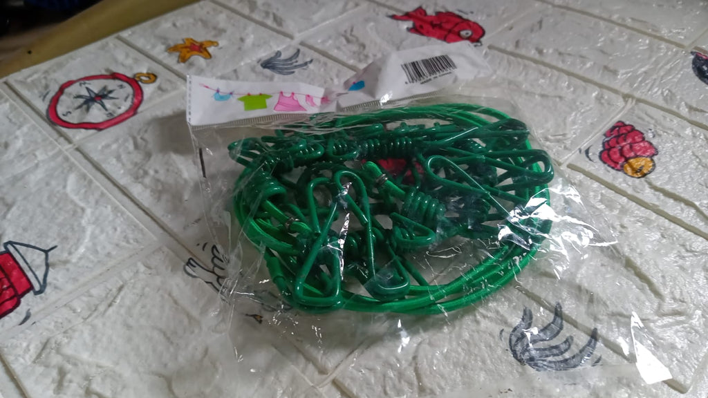 Close-up of the elastic rope material and metal clips.