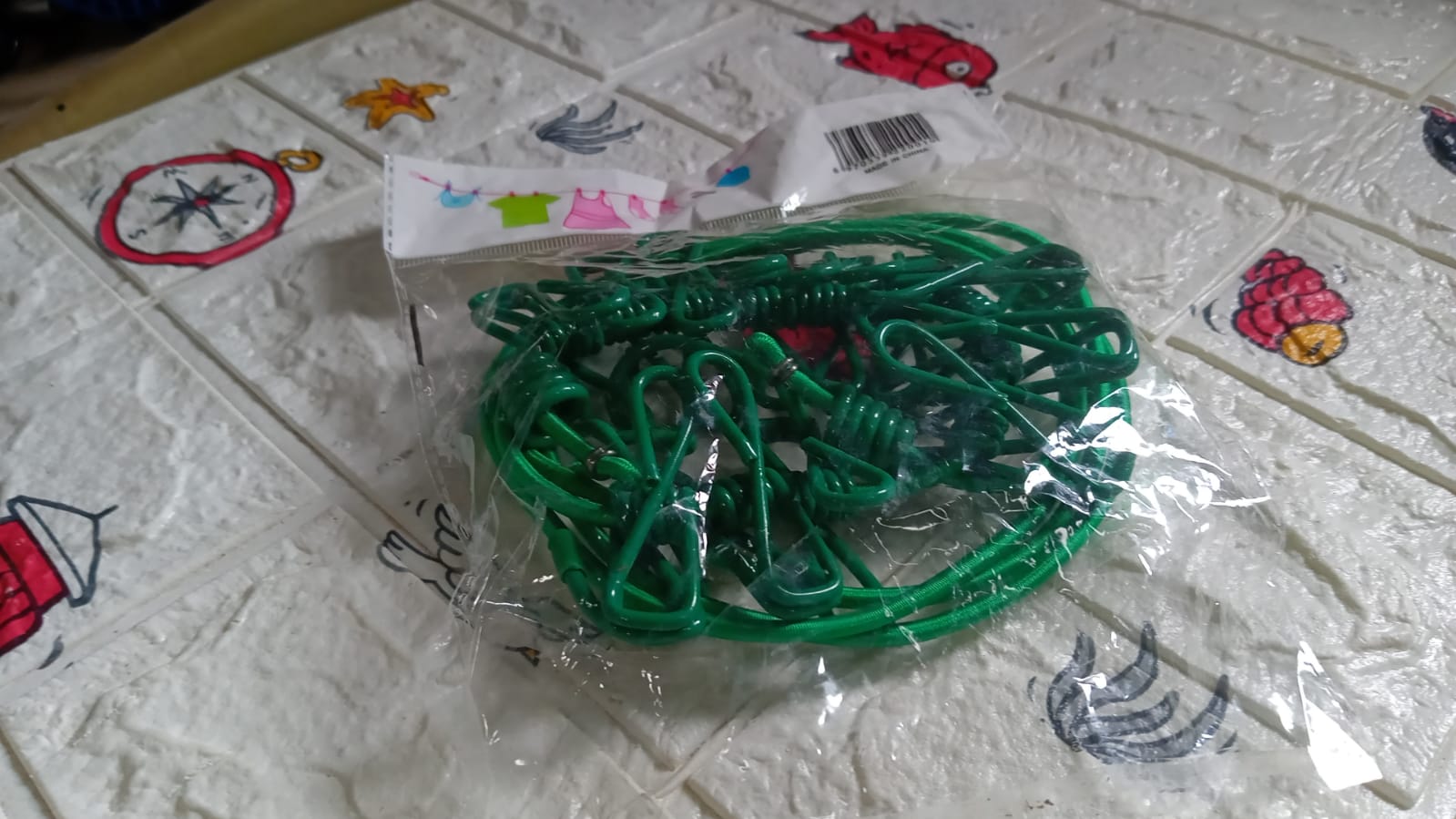 Close-up of the elastic rope material and metal clips.