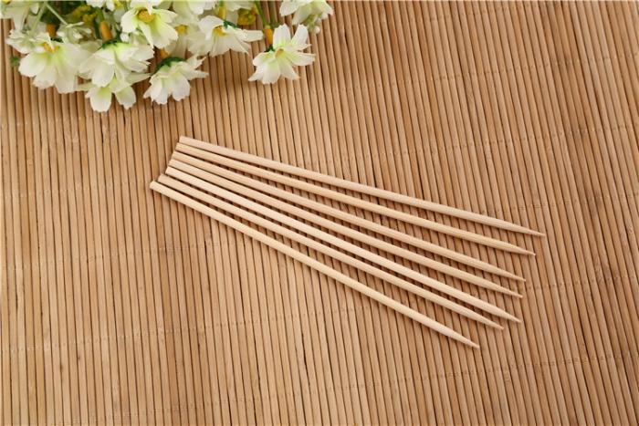 Fresh bamboo BBQ skewers with a clean, natural finish for healthy cooking.