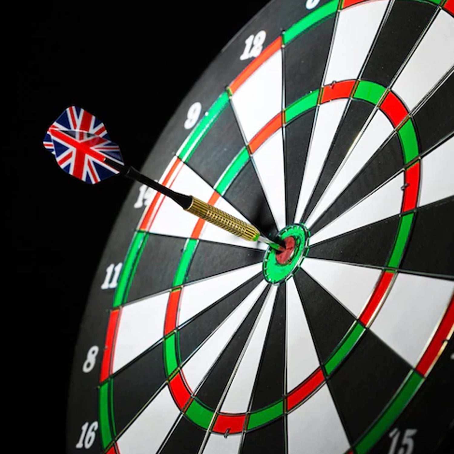 Steel tip dart set ideal for both indoor and outdoor dart games.