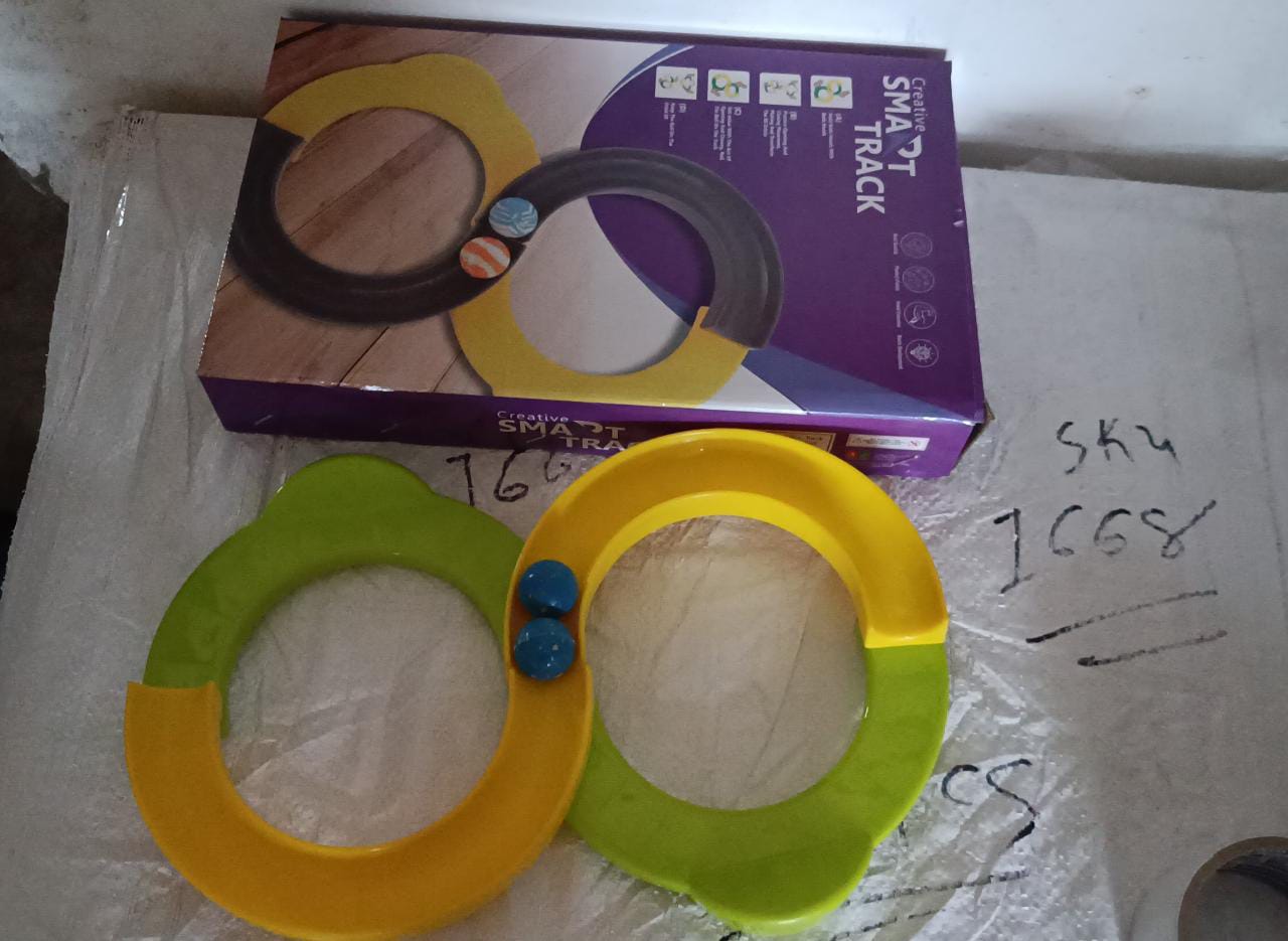 Box packaging for the Marble Run Toy Set, highlighting its features.