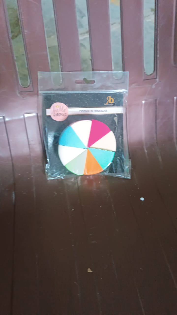 Packaging for the 8-piece triangle makeup sponge set, showing product details.
