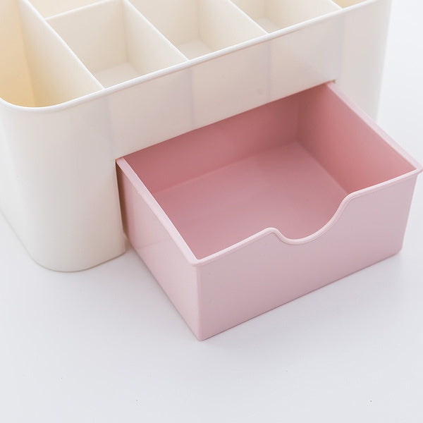 Neatly arranged cutlery within the efficient plastic cutlery box.