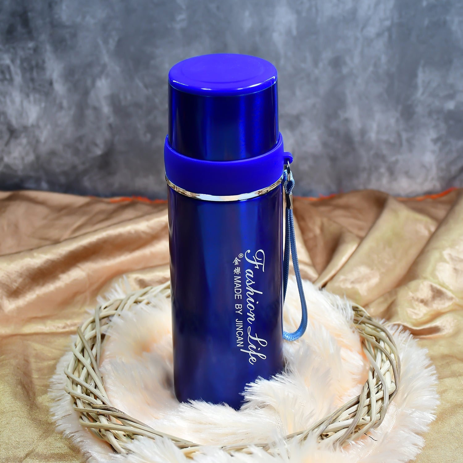Person holding the stainless steel water bottle, showing its ergonomic size.