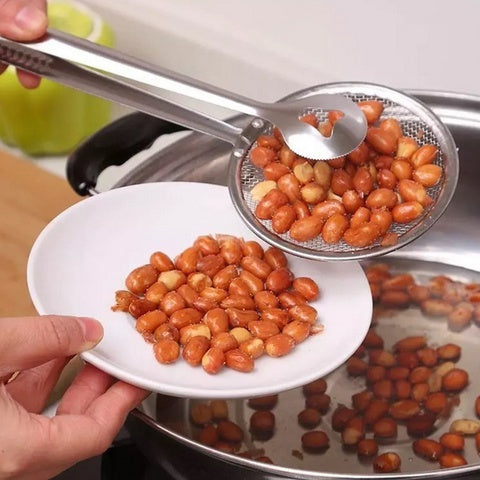 Multi-use frying filter spoon for straining and gripping food.