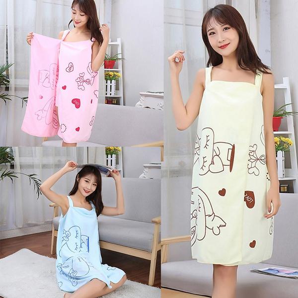 Model showcasing the comfortable, quick-dry 100% cotton bath towel.