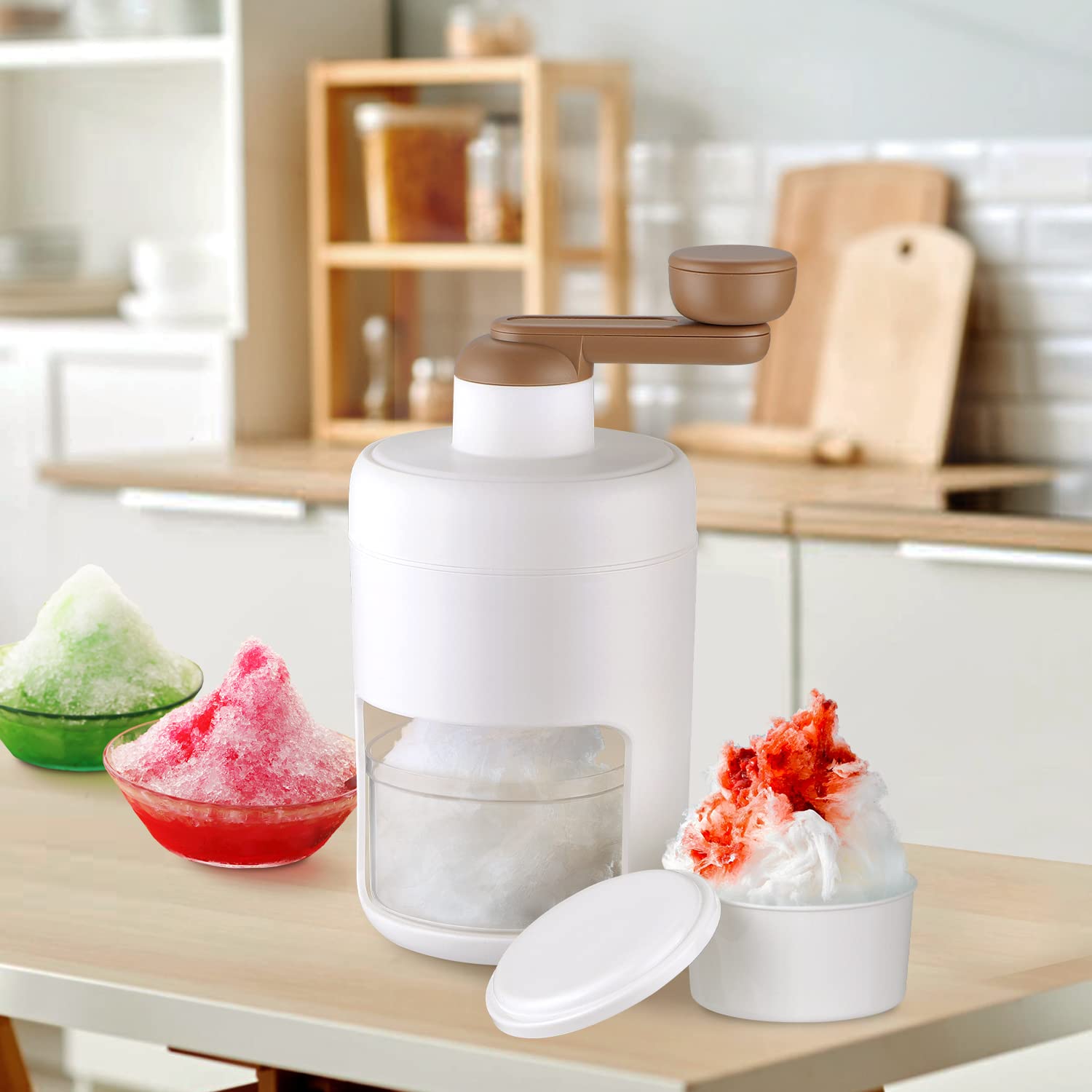 Portable Gola Maker in action, demonstrating manual ice shaving for refreshing smoothies.
