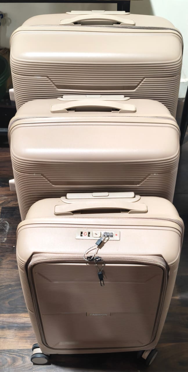 Set of spinner luggage bags with ergonomic handles for easy carry