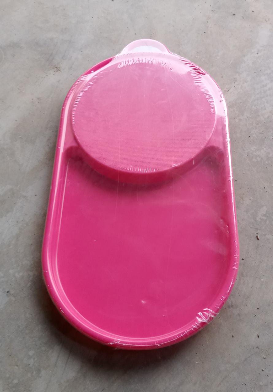 High-quality plastic chopping board with a detachable tray for easy cleaning.