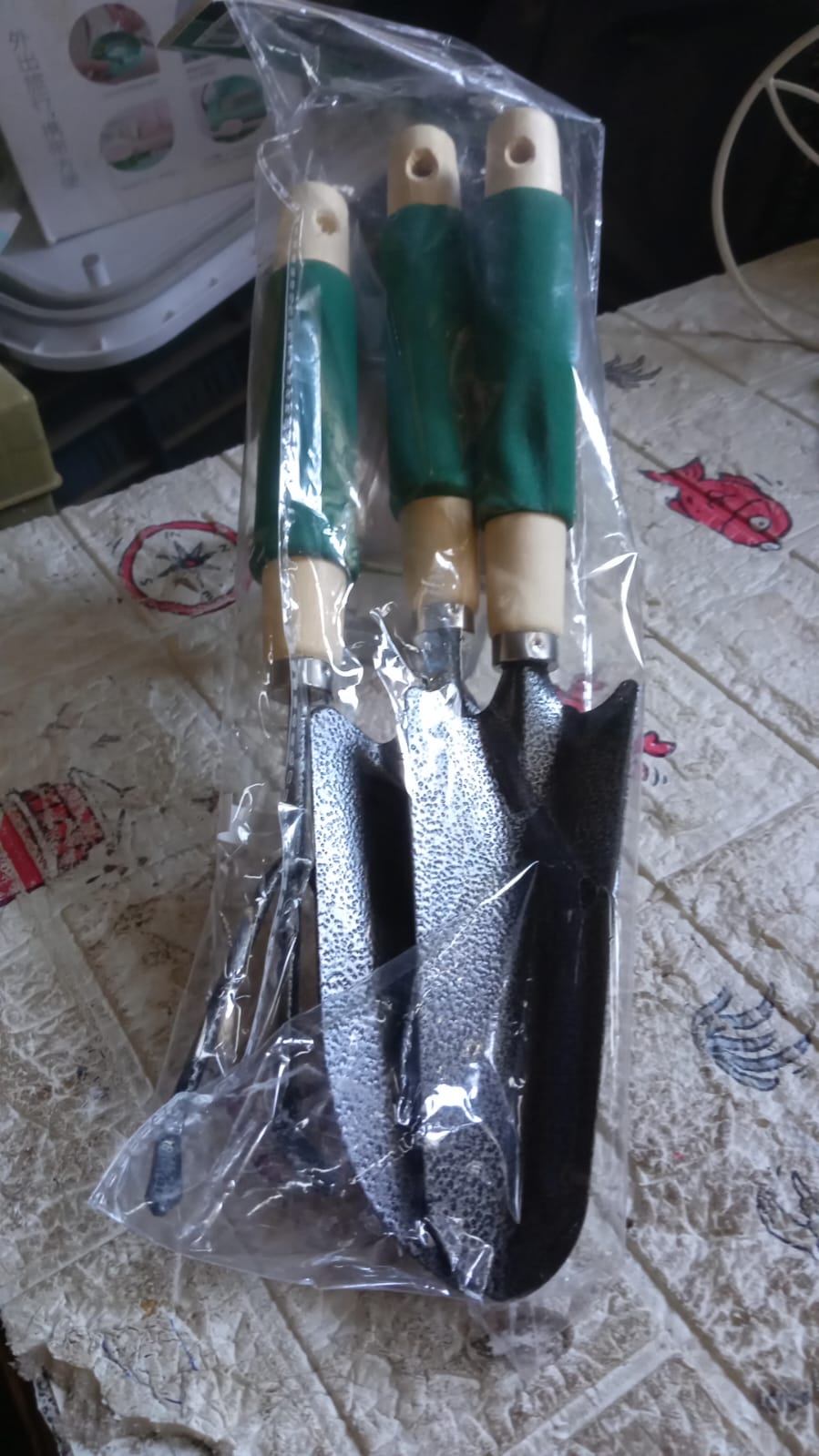 The complete 3-piece gardening tool set displayed, highlighting each tool's design.