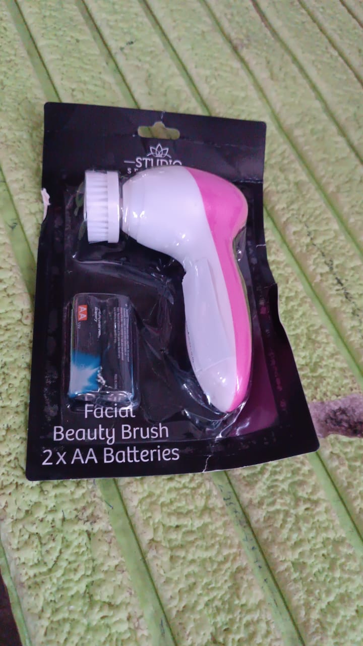 Complete facial cleansing brush kit, including two AA batteries for immediate use.