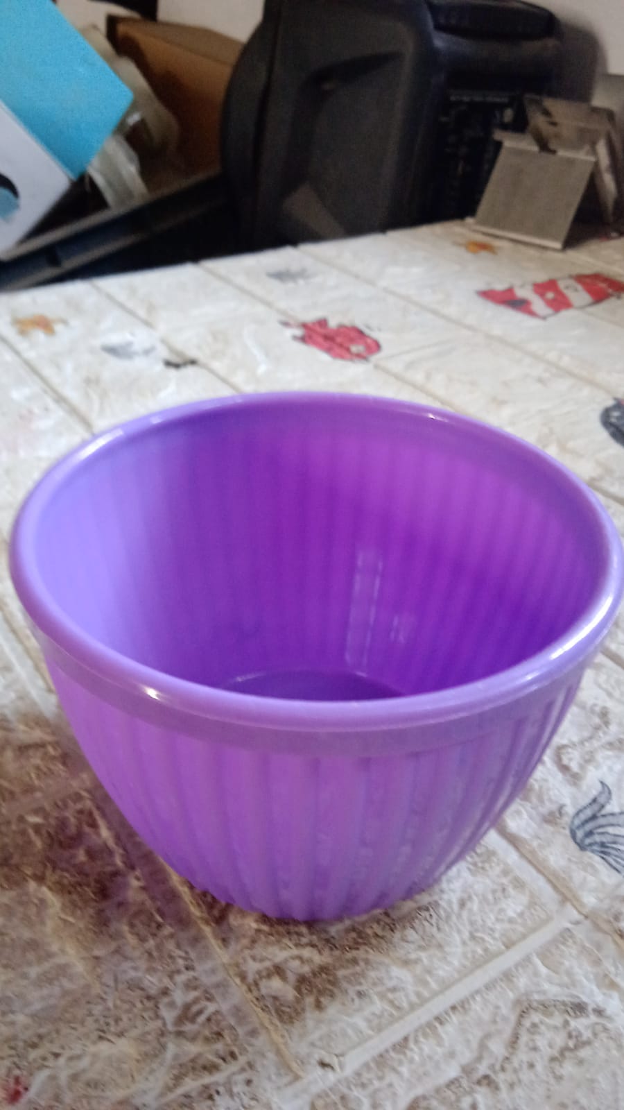 Round plastic bowl, easy to clean and maintain for busy lifestyles.