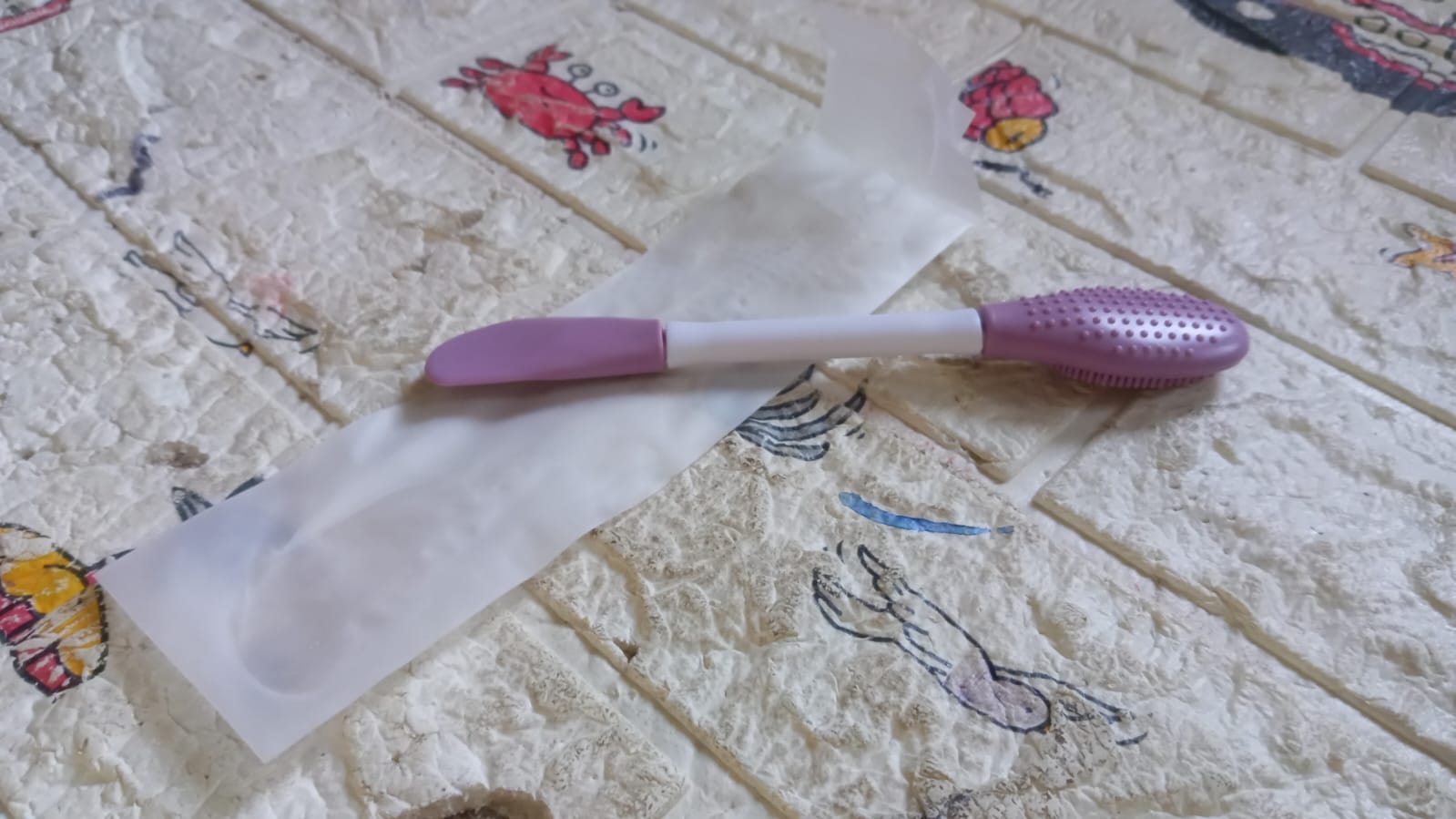 Packaging of the double-headed silicone mask brush, emphasizing its premium quality.