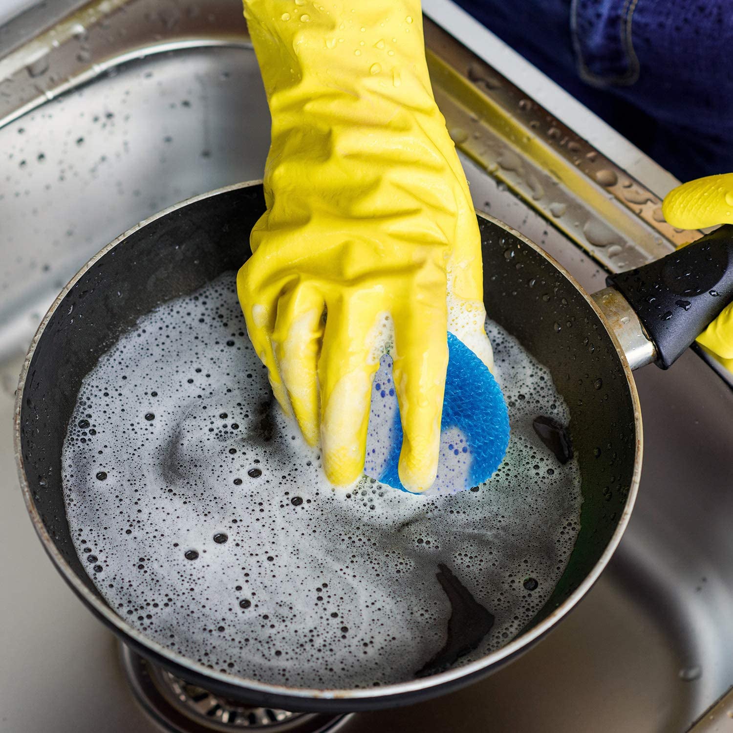 The full 12-pack of round plastic scrubbers, ready to make your dishwashing routine easier.