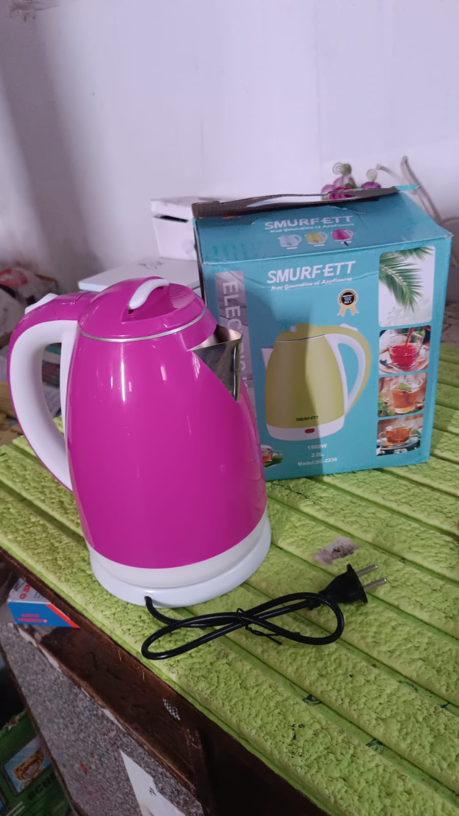 Electric kettle 1500W product packaging from Siplix.