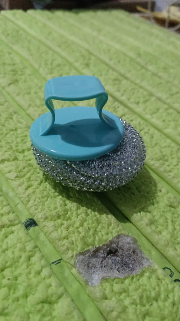 Compact and easy-to-store palm cleaning brush