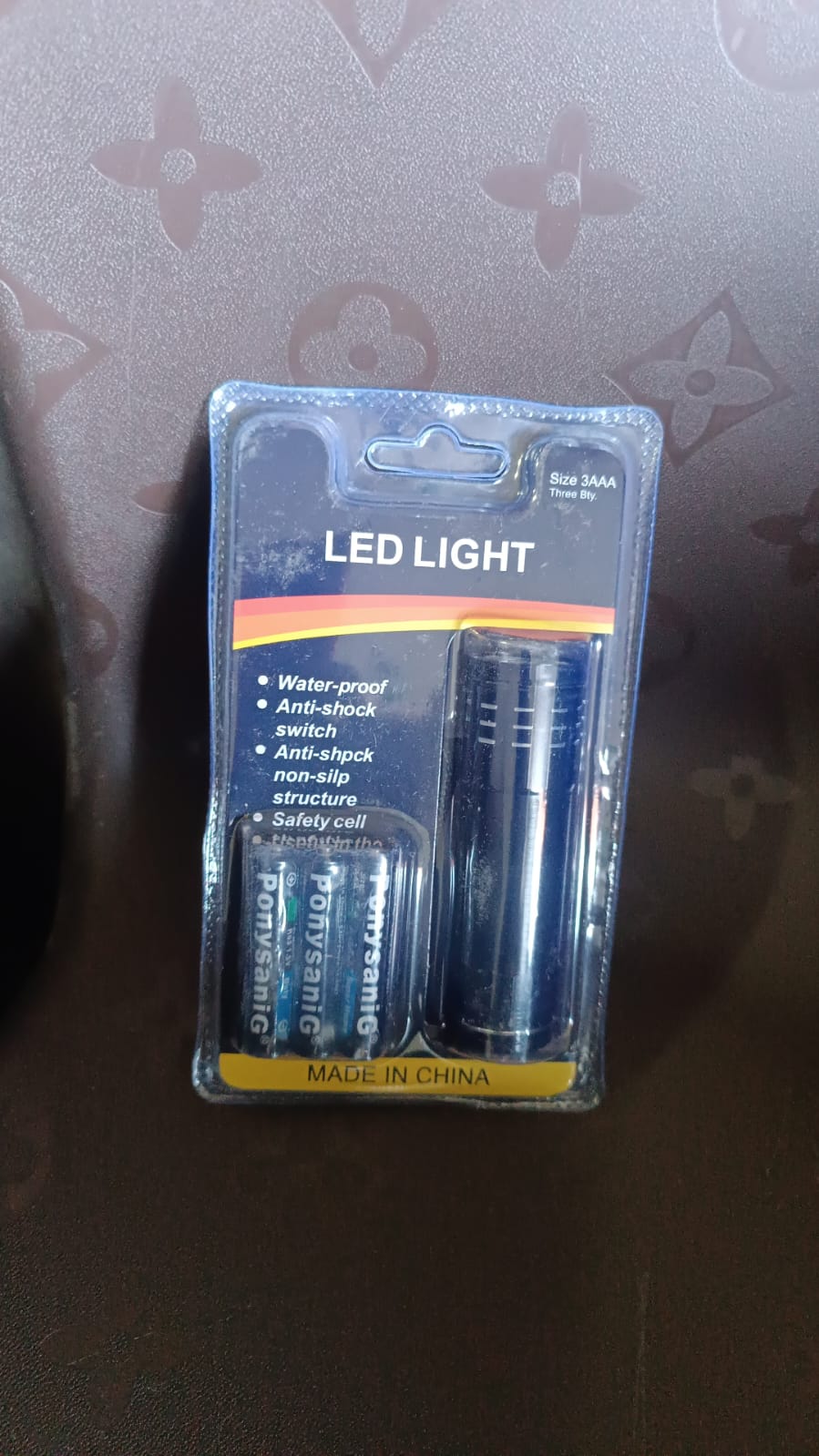 Lengthwise photo of the portable mini torch flashlight