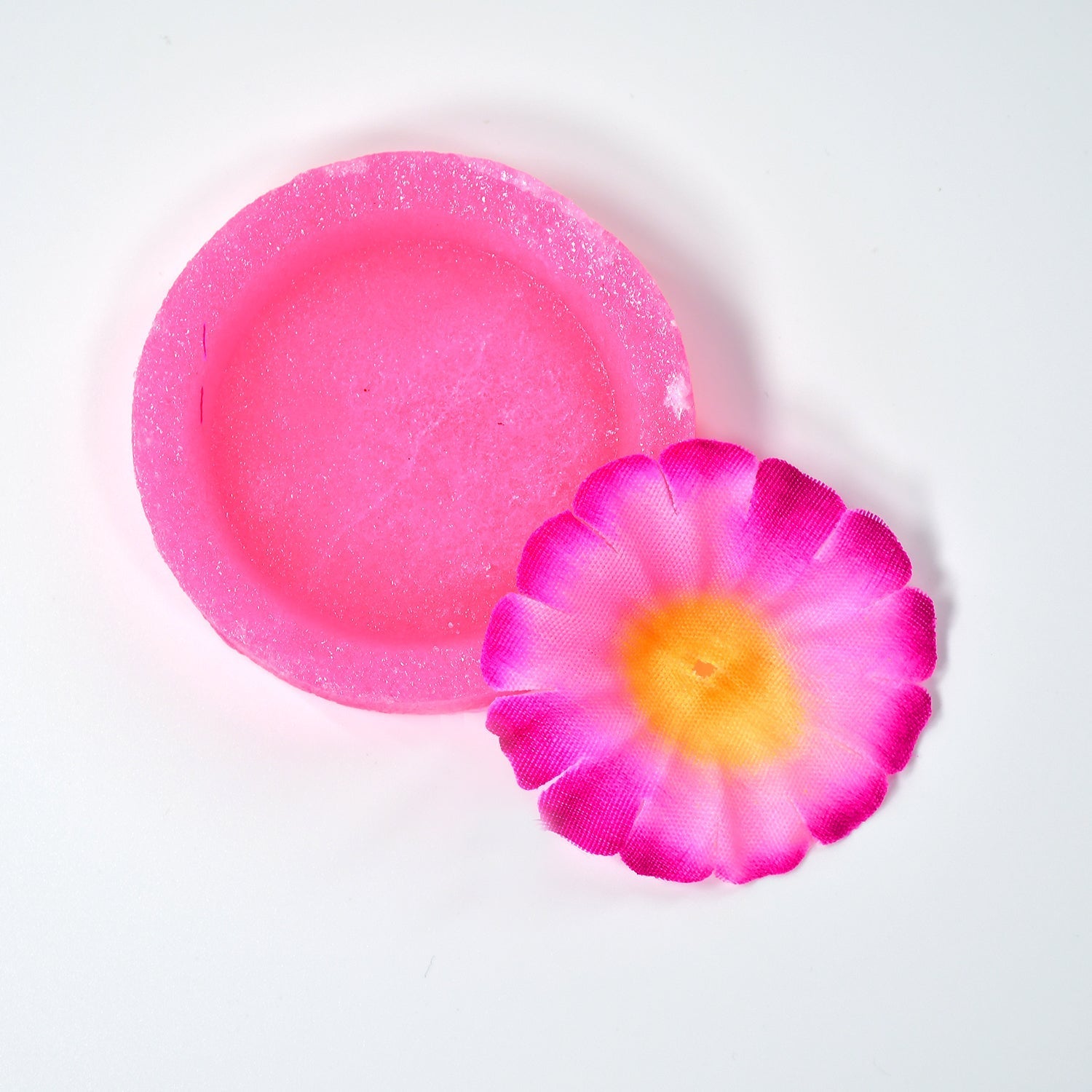 Wonder Fresh Floral Air Freshener Block with attractive flower design for bathrooms.
