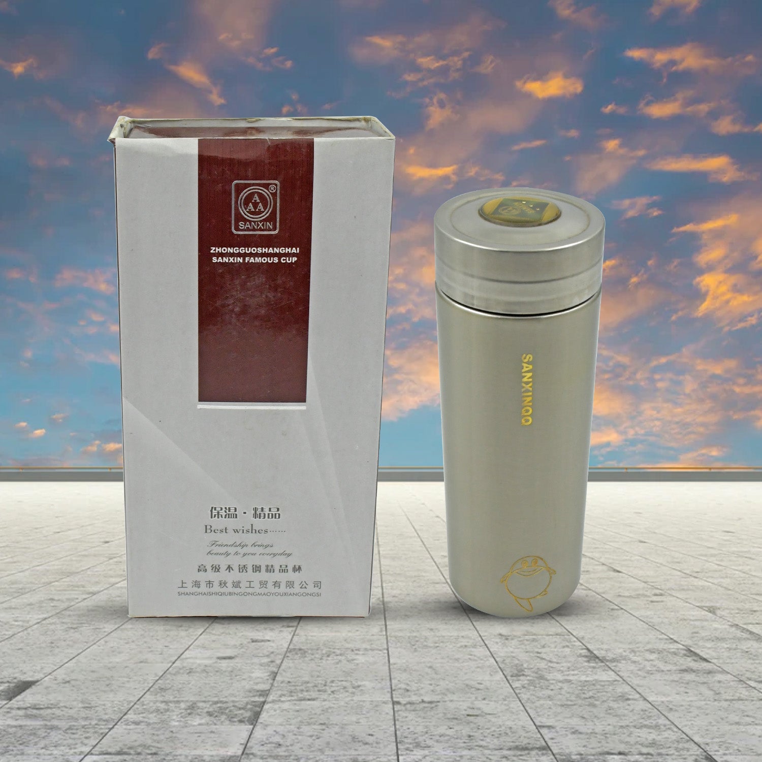 Close-up of the flask's wide mouth, perfect for adding ice cubes and easy cleaning.