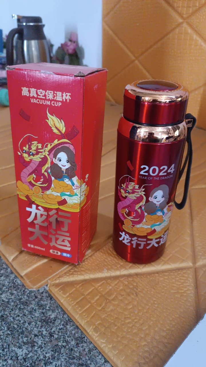 Vacuum insulated bottle with lid showing water temperature display for convenience