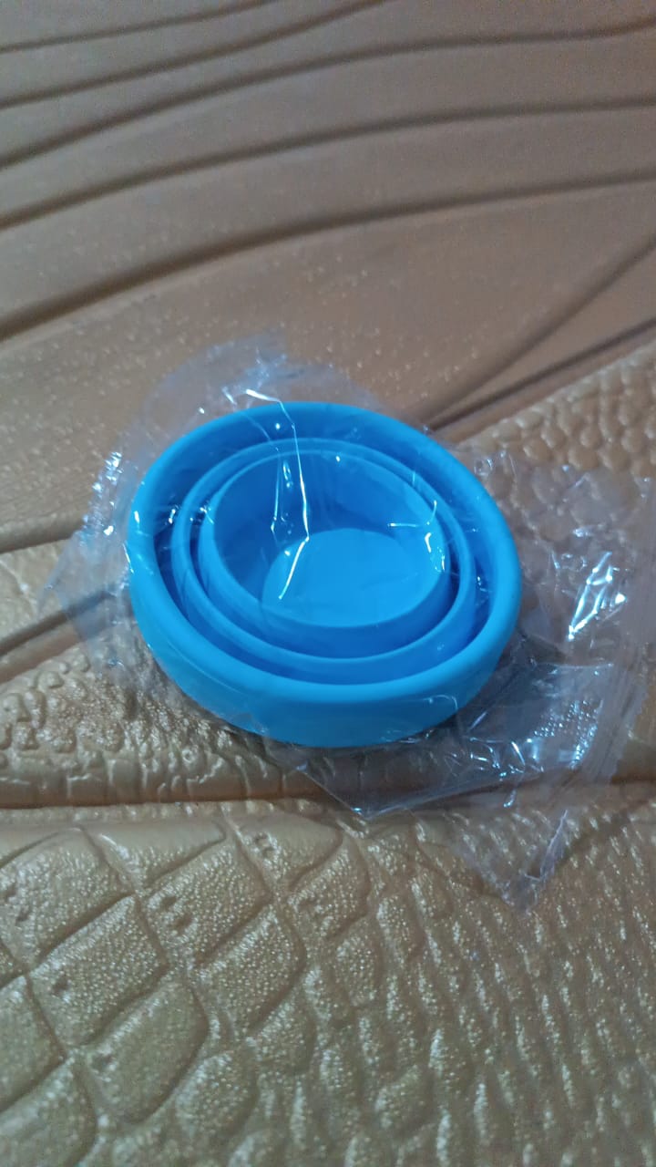 Collapsible foldable silicone drinking mug with its lid, ready for a hot or cold beverage.